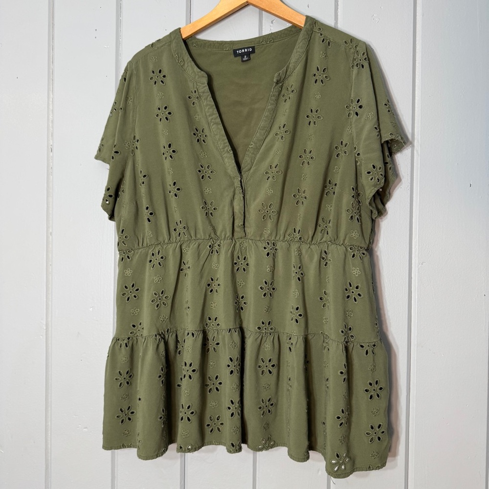 Torrid Babydoll Eyelet Tiered Top Green V-neck Short Sleeve‎ Feminine size 2 - Picture 2 of 14